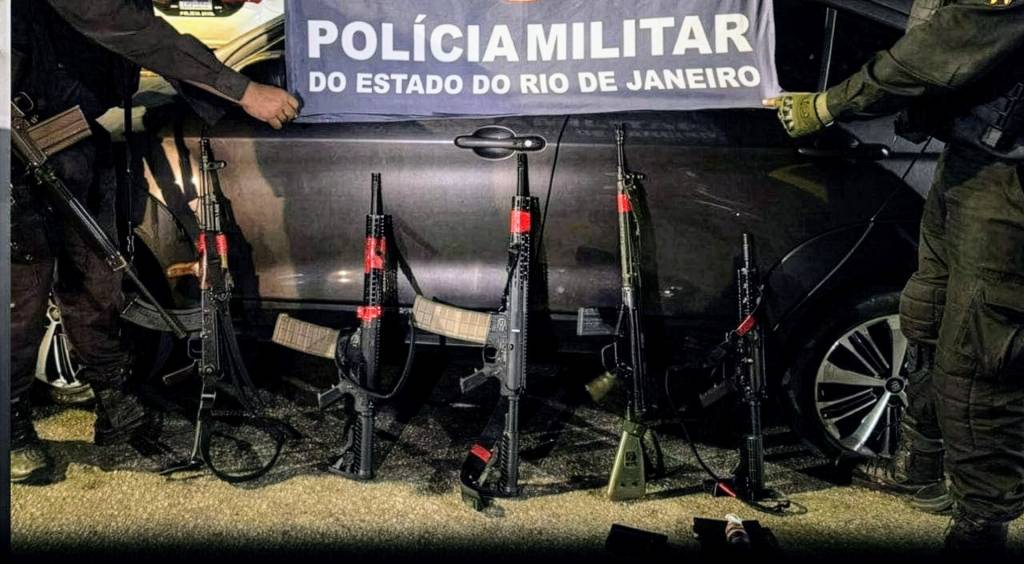 Madrugada de guerra em favela do Rio termina com moradores mortos, entre eles uma idosa