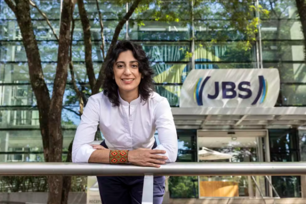 'Brasil tem potencial de sequestro de carbono na pecuária', diz diretora da JBS
