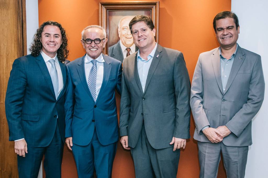 Líder das pesquisas na Paraíba, Cícero Lucena deve se filiar ao MDB