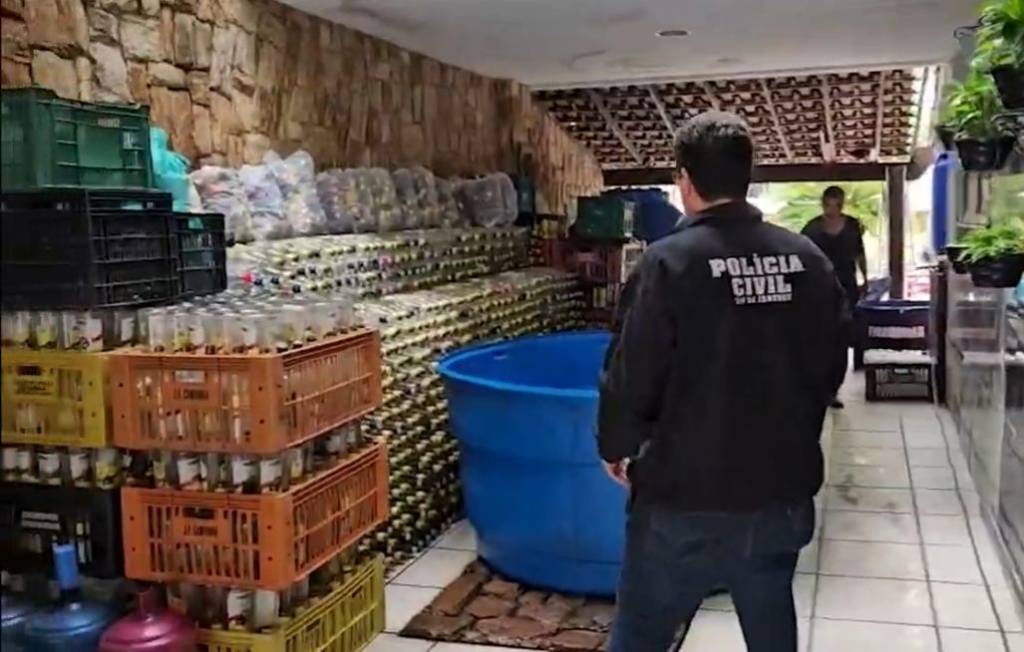 Polícia Civil faz operação contra venda ilegal de bebidas alcoólicas no Rio