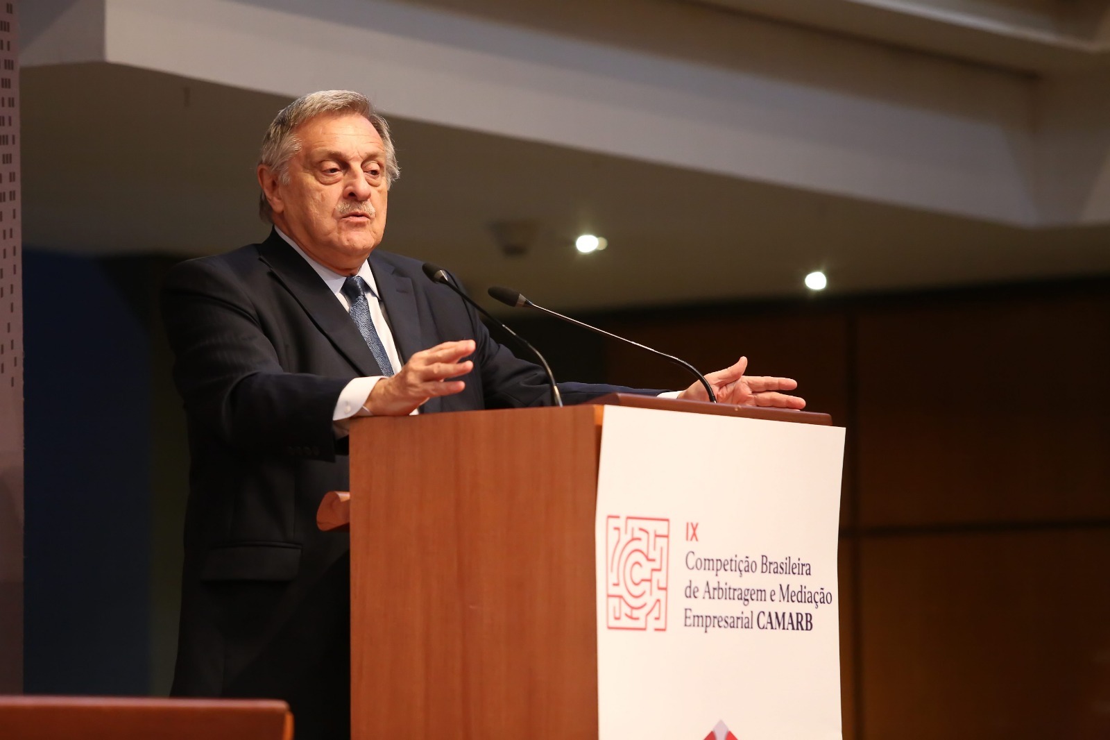 A homenagem ao pai de Luciano Huck na USP