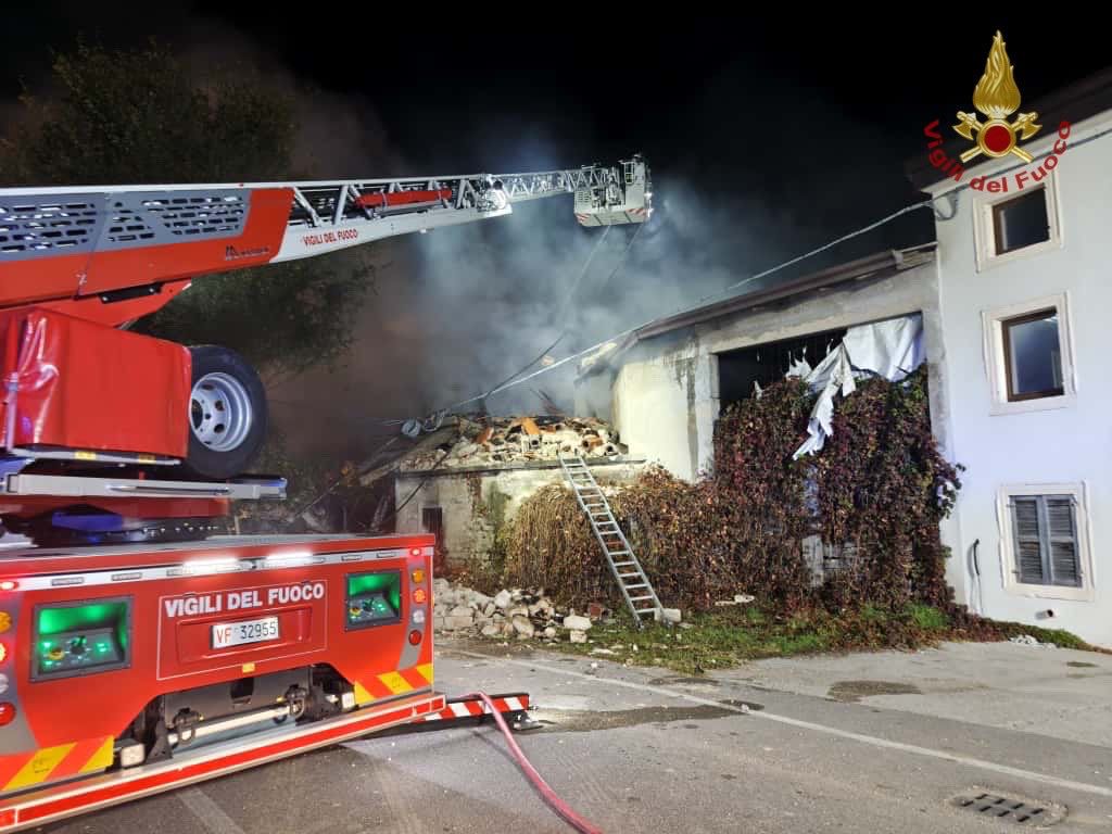 Explosão de gás mata três policiais e deixa 17 feridos durante operação em fazenda na Itália