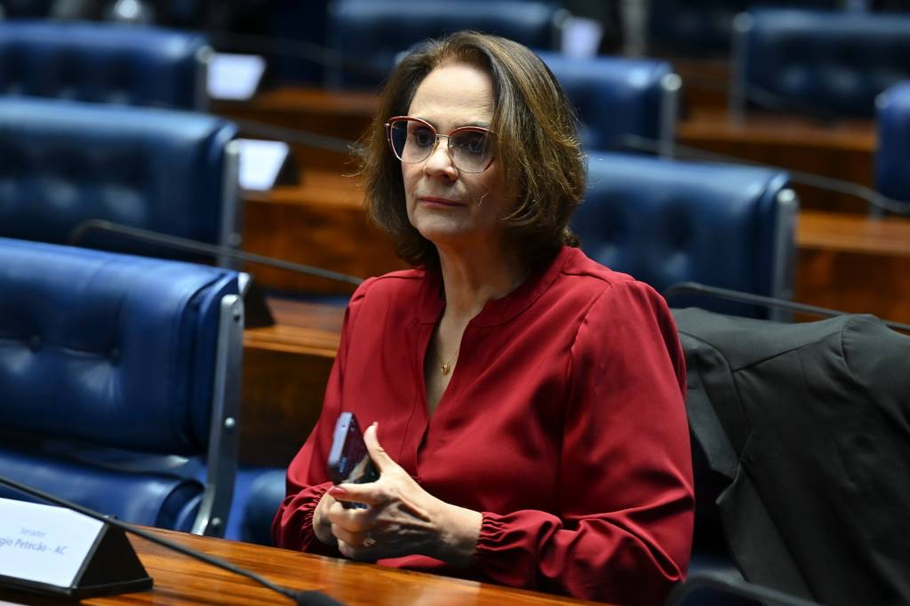 O que diz Damares sobre distribuição de calcinhas a mulheres trans no SUS