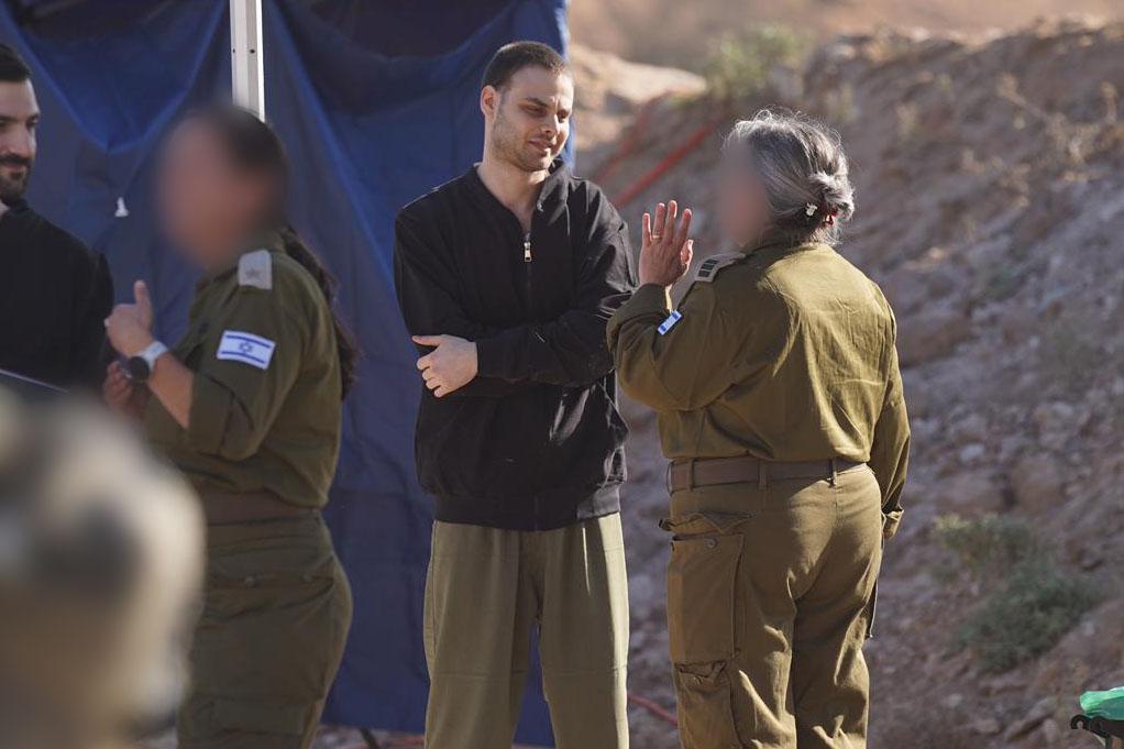 Evyatar David conversa com soldados de Israel depois de ser libertado pelo Hamas. 13/10/2025 -