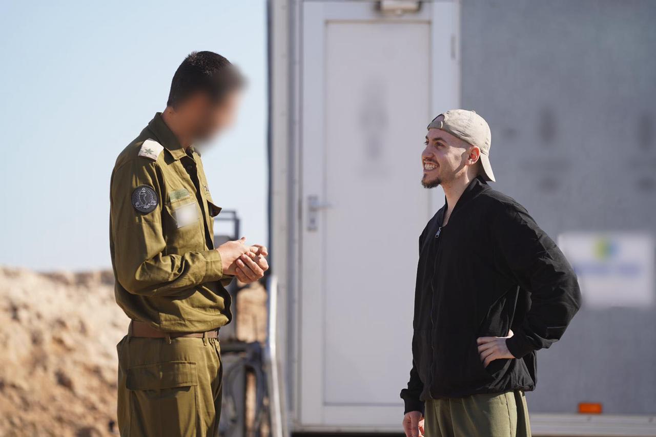 Eitan Mor é entregue aos militares israelenses pela Cruz Vermelha após ser libertado pelo Hamas. 13/10/2025 -