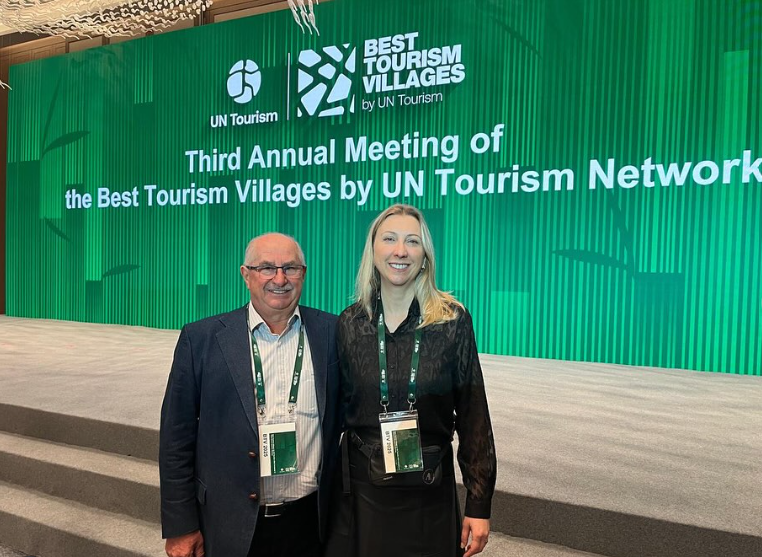 O prefeito de Antônio Prado (RS), Roberto Dalle Molle e a Secretária do Turismo Patrícia Schenkel, na China, para a reunião anual da ONU, e logo na sequência, a solenidade que apontou as Melhores Vilas Turísticas do Mundo, pela ONU Turismo