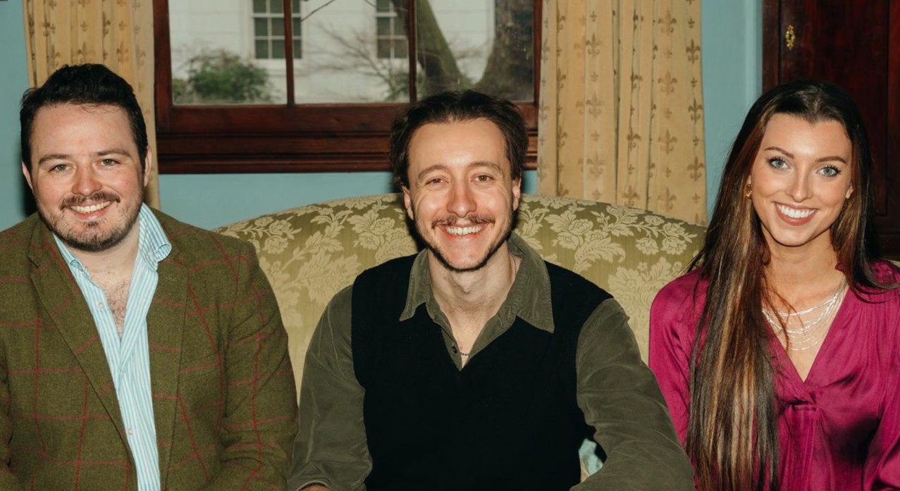 Gavin Johnston, Conrad Young e Esme Dennys, cofundadores de iniciativa para frear uso de IA em livros