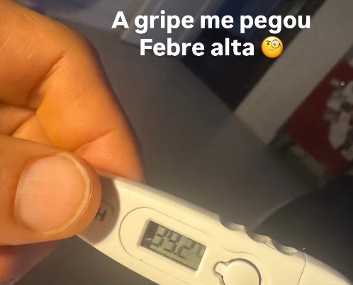 Cauã Reymond exibe termômetro em publicação nas redes sociais