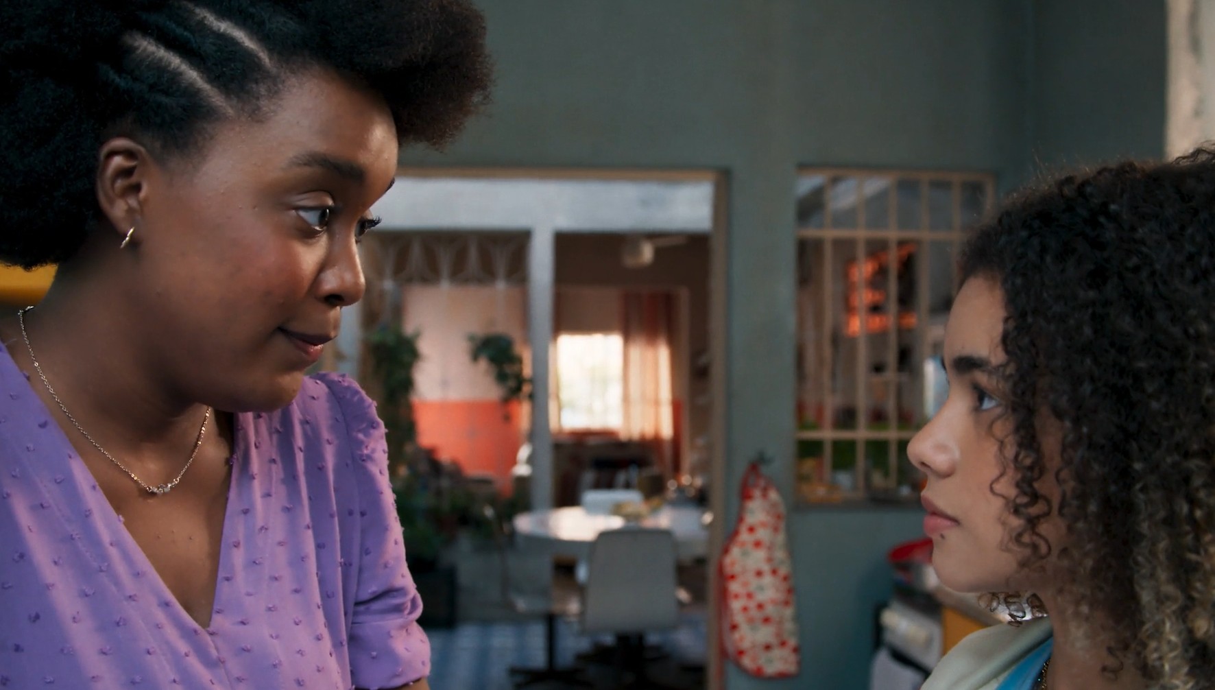 Joélly Maria (Alana Cabral) conta a Kellen (Luiza Rosa) em cena de 'Três Graças'