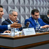 Sob bloqueio de R$ 220 milhões, dirigente de entidade depõe à CPMI