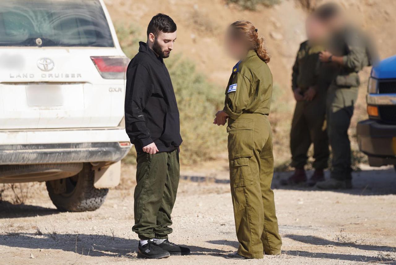 O refém Matan Angrest é entregue ao Exército israelense. -