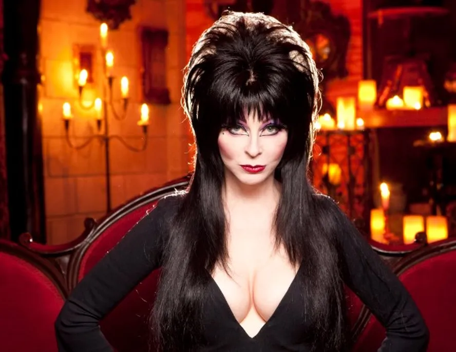 Elvira: Conheça a história da precursora do Halloween para adultos