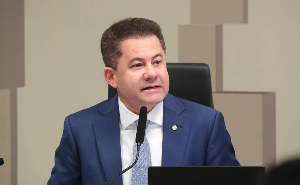 Deputado que orou com Lula rebate crítica de líder do PL a Messias no STF