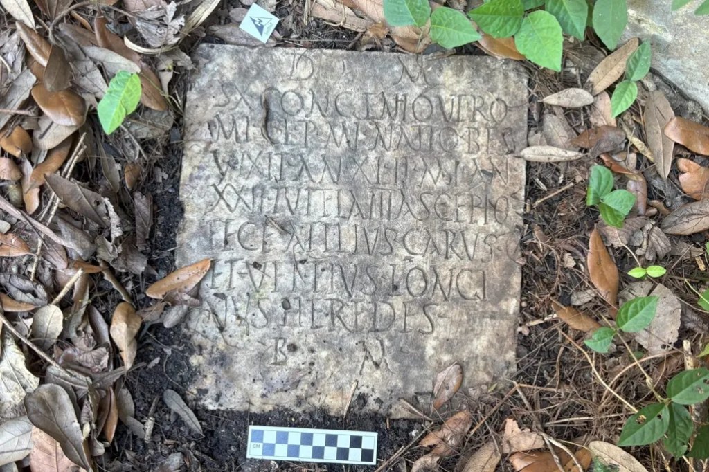 Lápide romana de 2.000 anos é achada no quintal de casa em Nova Orleans