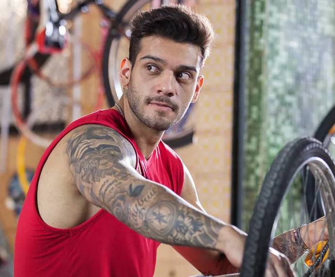 lucas-lucco Foto do cantor Lucas Lucco usando uma camiseta regata vermelha e braço tatuado