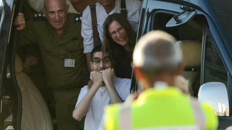 Refém israelense forçado a cavar própria cova é libertado após dois anos