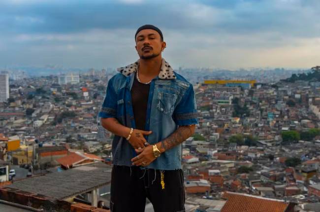 Foto do rapper Xamã caracterizado como um chefe do tráfico