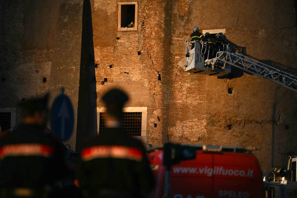 Operário morre após 11 horas preso sob escombros de torre que desabou em Roma