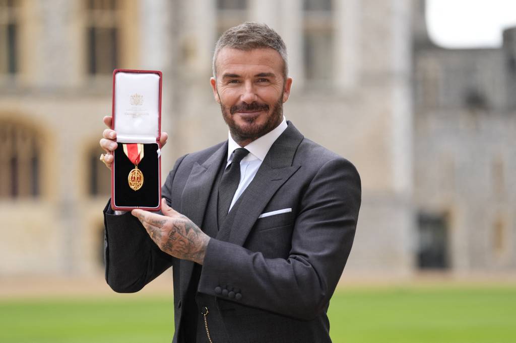 Sir David Beckham: ex-jogador é condecorado cavaleiro pelo Rei Charles III