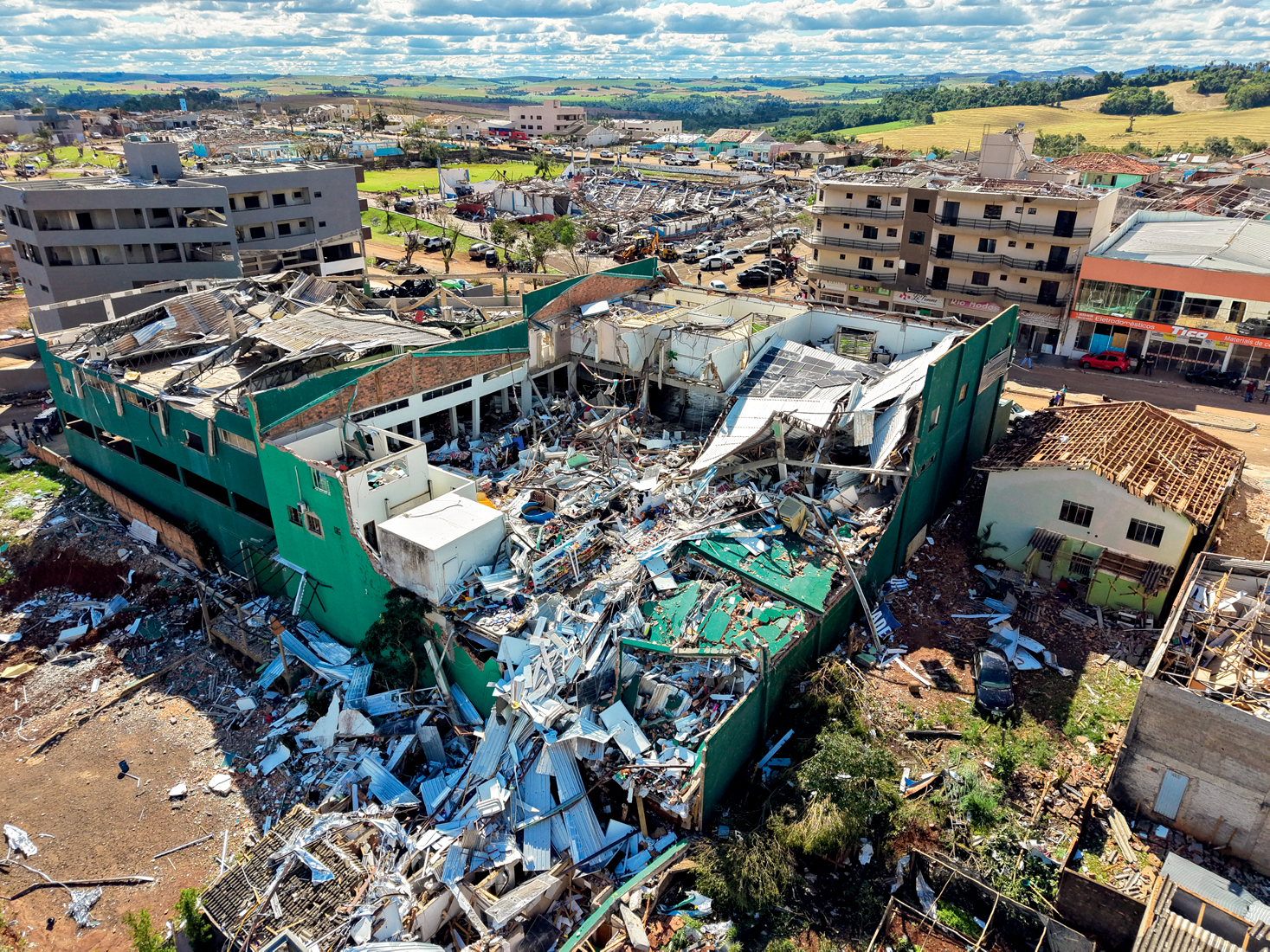 DESTRUIÇÃO - Rio Bonito do Iguaçu (PR) após tornado: riscos para empresas