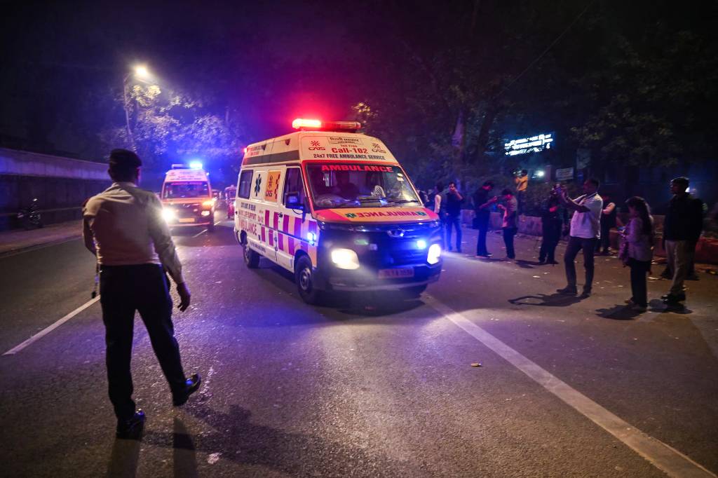 Explosão de carro perto de ponto turístico na Índia deixa oito mortos; veja vídeos