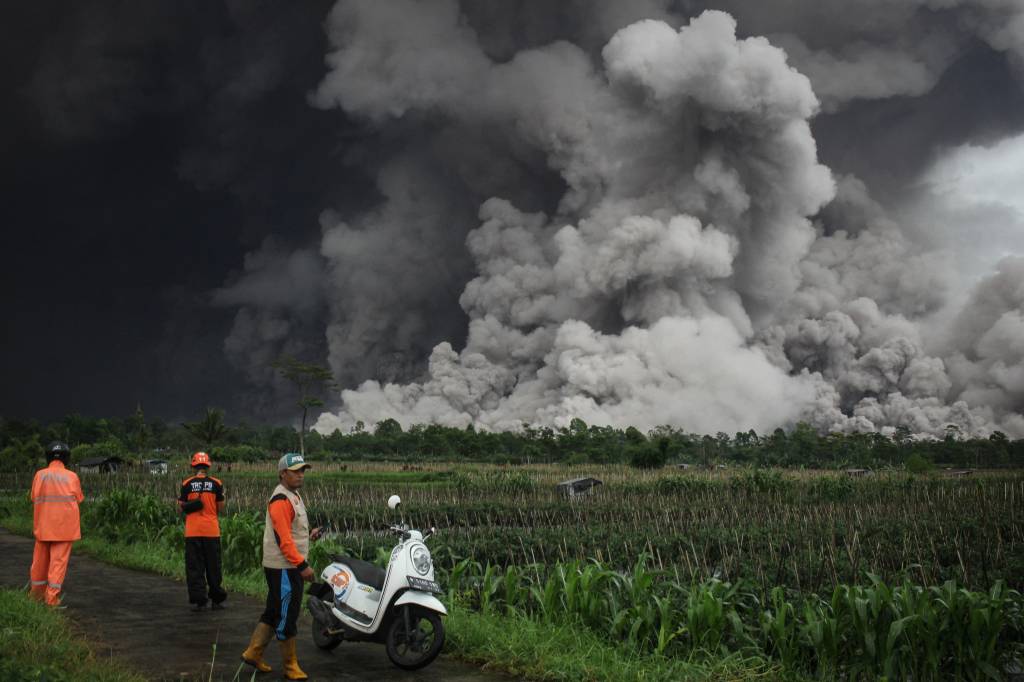 Vídeo: vulcão entra em erupção na Indonésia, forma nuvem gigante e mais de 1.000 fogem
