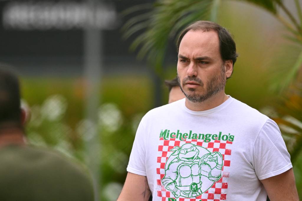 Carlos reclama de visita ‘cronometrada’ e diz que Bolsonaro está devastado