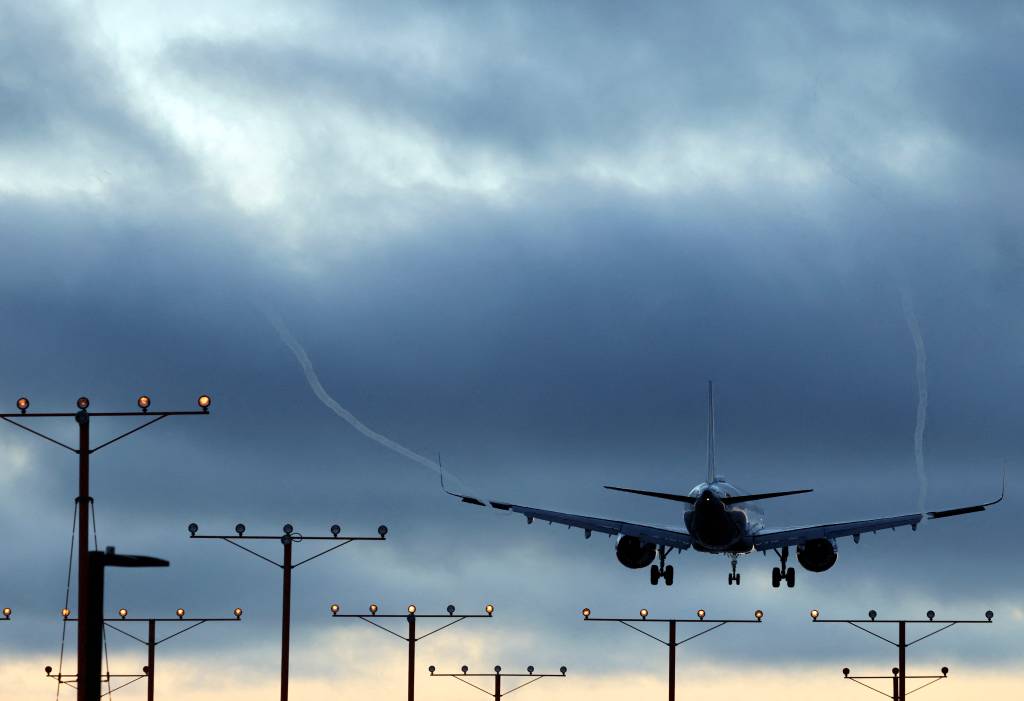 EUA tem caos em aeroportos e mais de 800 voos cancelados após ordem do governo Trump