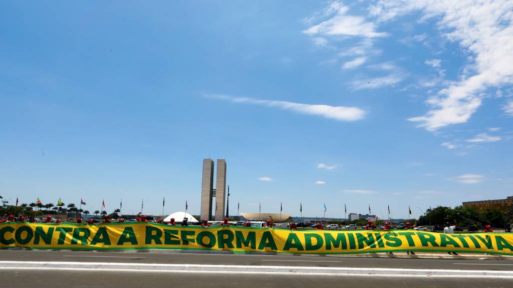 Nova tentativa de modernizar o serviço público do país esbarra em resistências