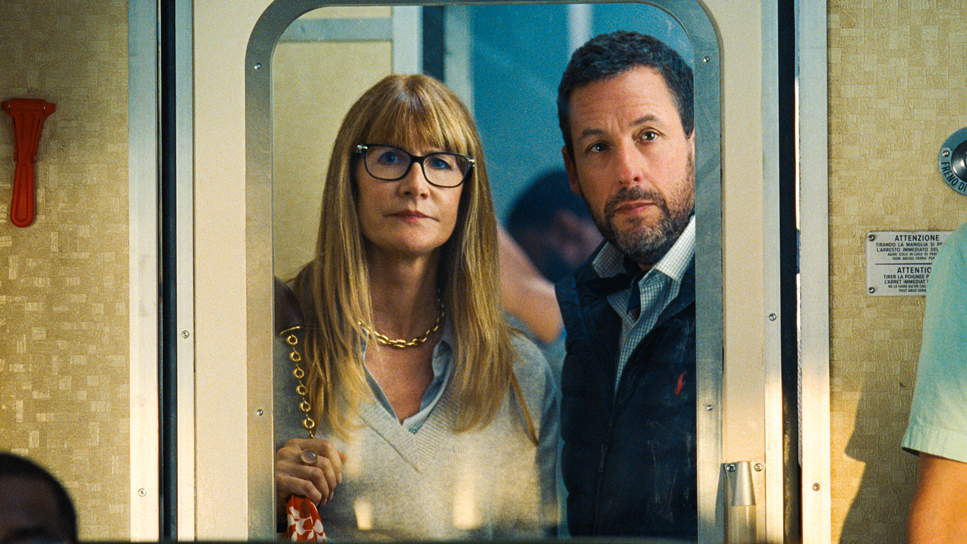 DUPLA DE APOIO -&ensp;Laura Dern e Adam Sandler: coadjuvantes de luxo