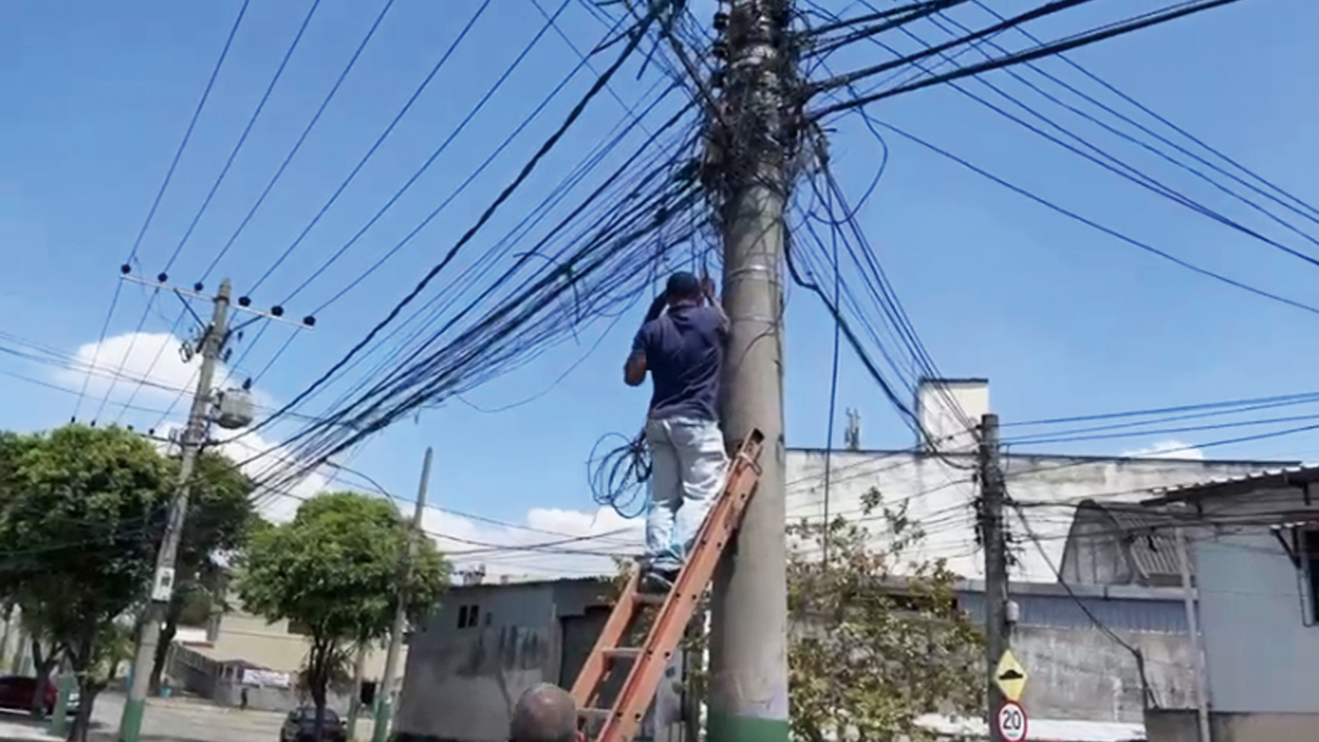 A TEIA DO PREJUÍZO - Bandidos ingressaram no ramo da internet: ai do morador que contratar uma operadora