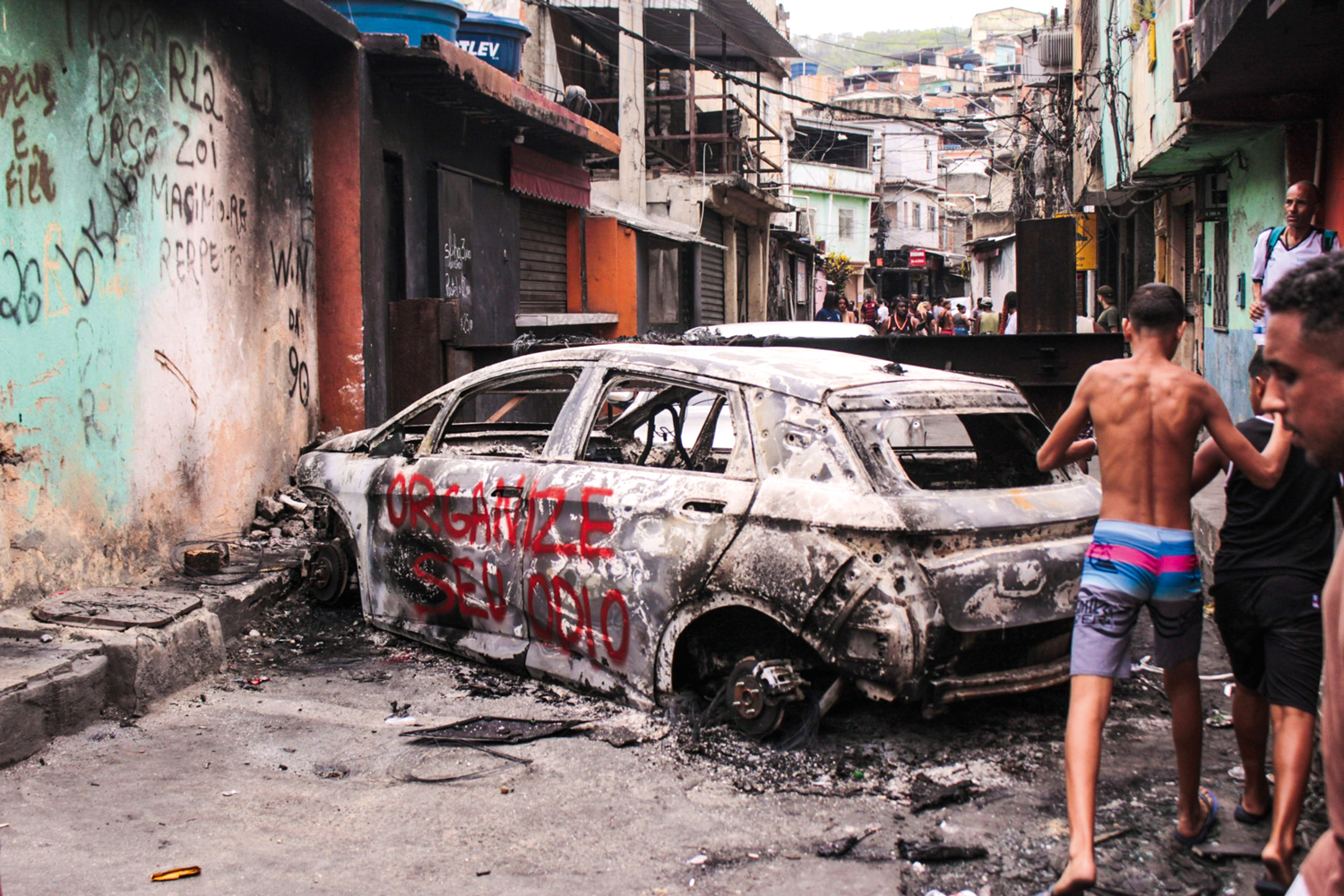 DAQUI NÃO PASSA - Carro queimado serve de barricada: os marginais é que autorizam a entrada