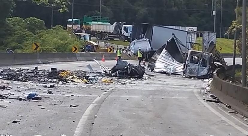 Ferido, motorista salva 15 pessoas de van em chamas que ia ao Beto Carrero World