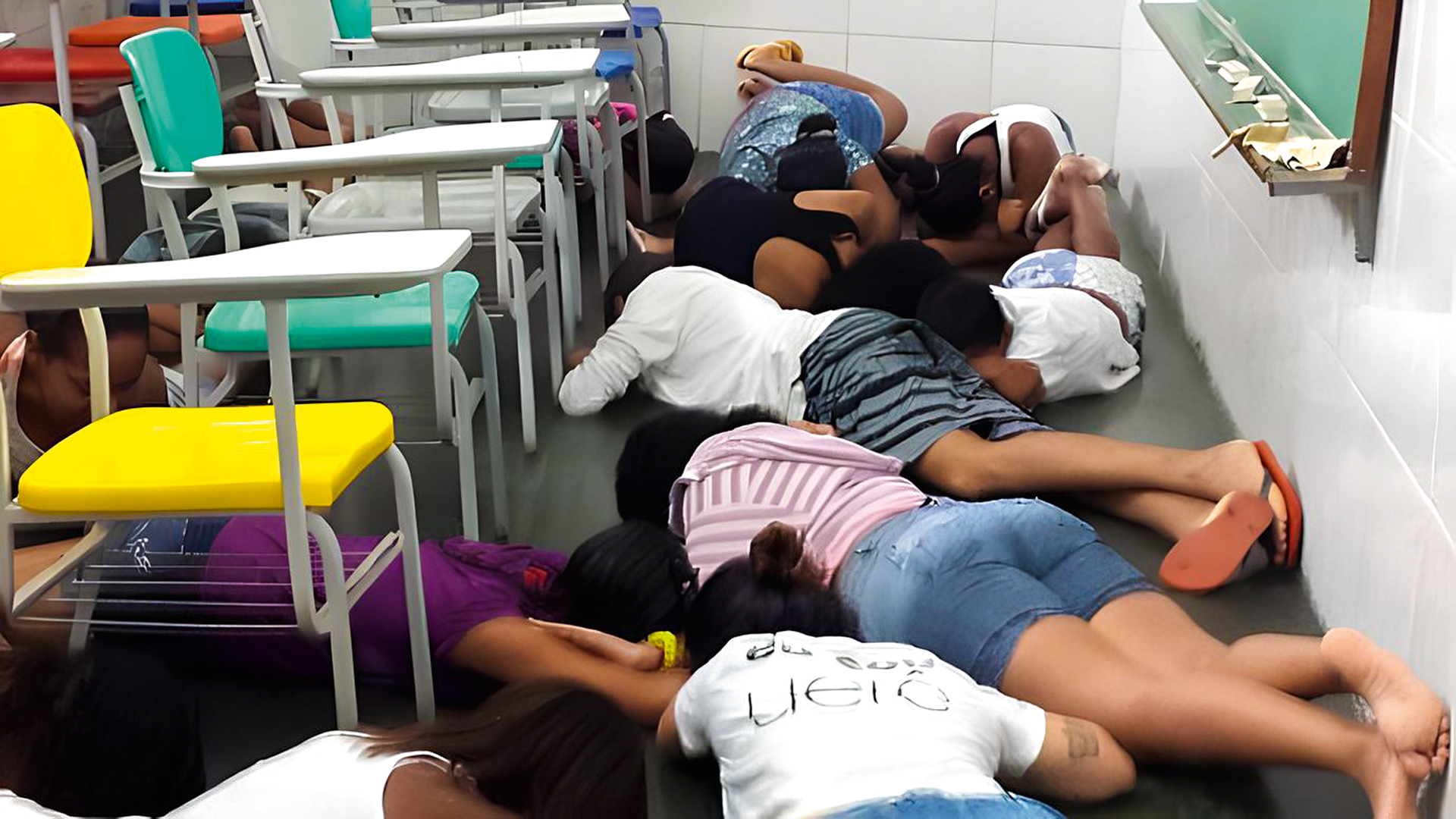 DOLOROSA LIÇÃO - Crianças se jogam no chão para se proteger de tiros: aula paralisada em meio ao conflito armado