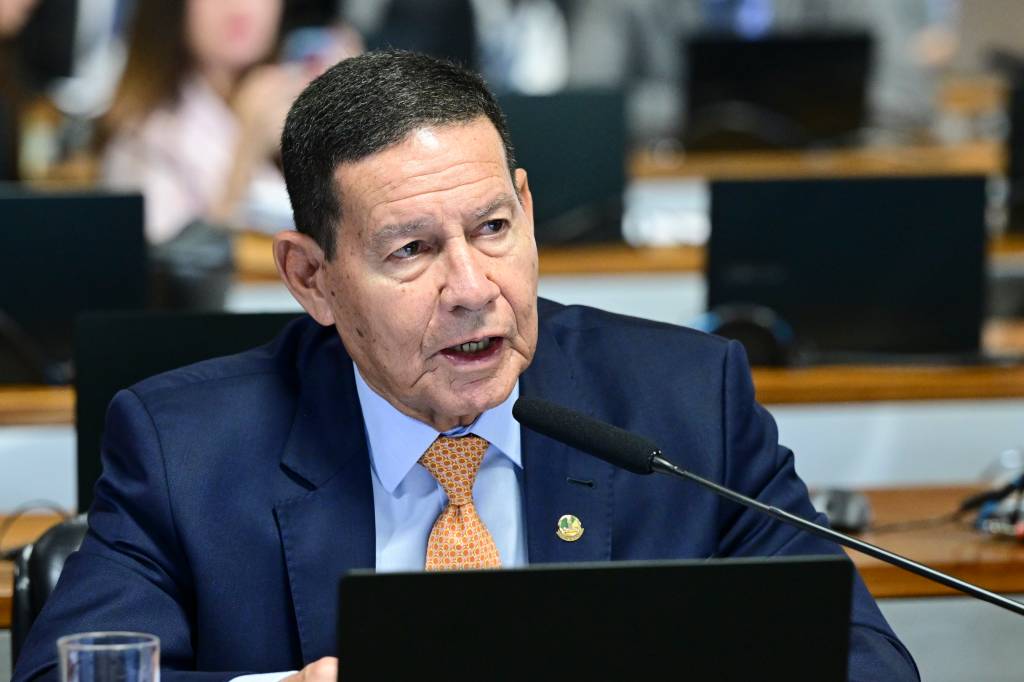 Hamilton Mourão defende ação dura no Rio de Janeiro, mas faz um alerta