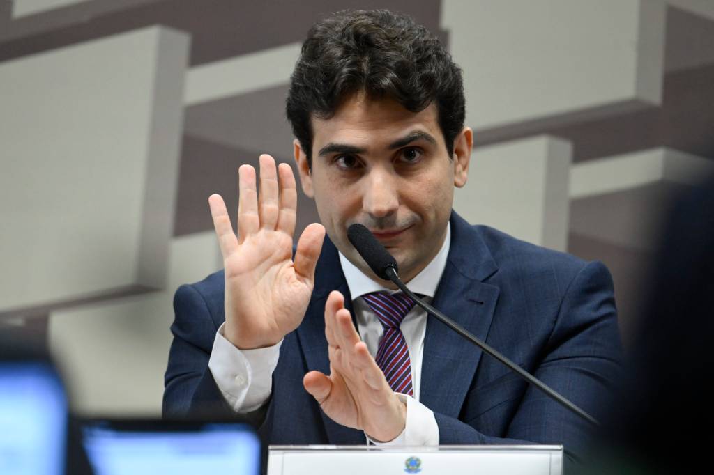 No Senado, Galípolo critica distorções, nega leniência e reforça independência