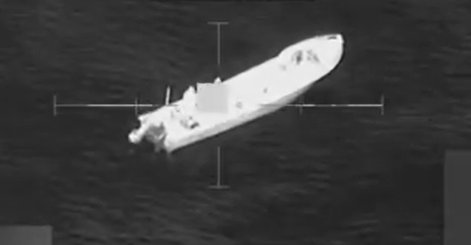 Momento em que as forças dos EUA atacam barco no Pacífico. 09/11/2025