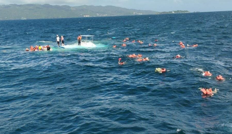 Vídeo: Catamarã com turistas de cruzeiro afunda no Caribe e deixa dezenas à deriva