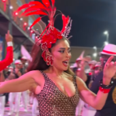 Juliana Paes no mini-desfile da Viradouro de comemoração ao dia nacional do samba