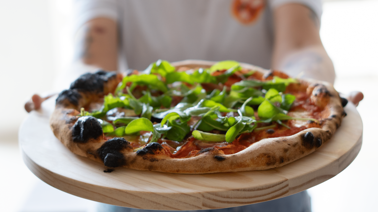 Orto Pizza Local: sabor copa e rúcula, com molho, muçarela de búfala, copa lombo e rúcula