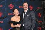 Millie Bobby Brown e David Harbour dissiparam rumores de afastamento durante première da série