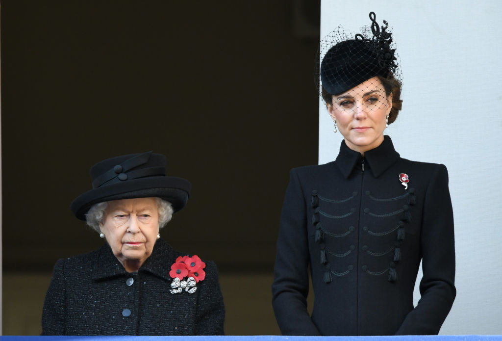 Com a Rainha Elizabeth II no Dia da Memória em 2019: mesmo look de inspiração militar, mas com acessórios diferentes