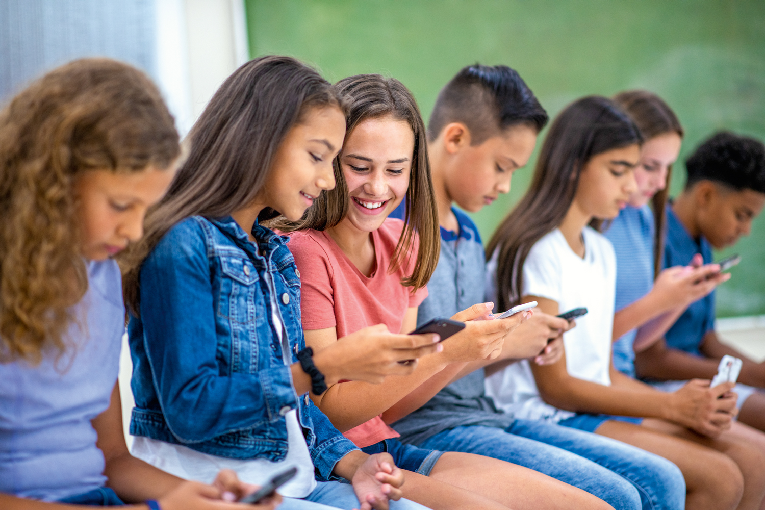 Jovens com seus telefones: 100% dos domicílios recebem sinal de celular, o que faz de Eusébio uma das cidades mais conectadas do Nordeste