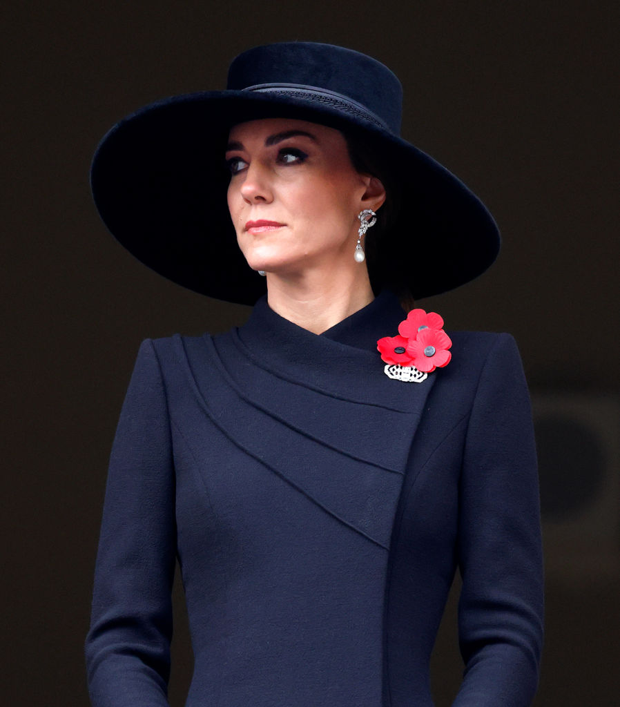 Em 2022: ao invés da gola, o chapéu de aba larga