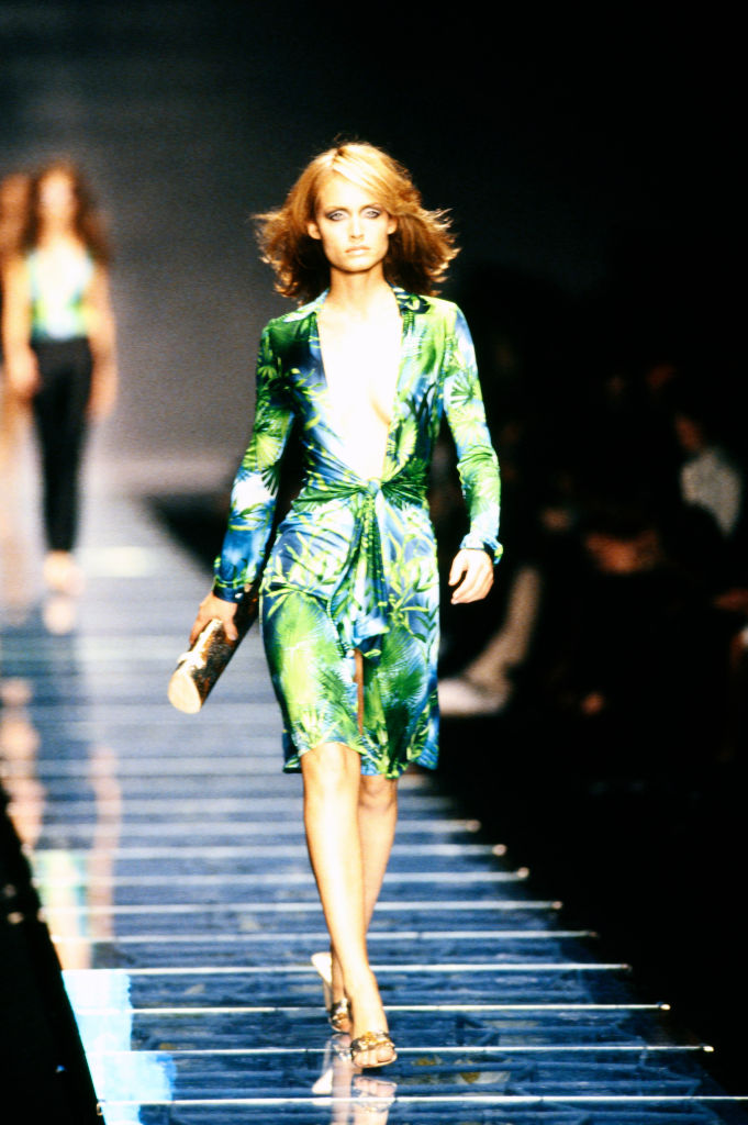 Supermodelo Amber Valletta desfila versão mais curta do vestido na passarela de primavera da Versace, em Milão
