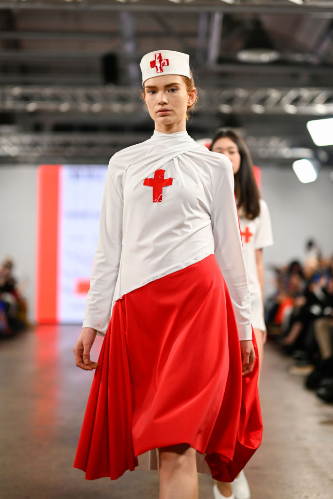 Desfile de Pam Hogg em setembro de 2023: controverso