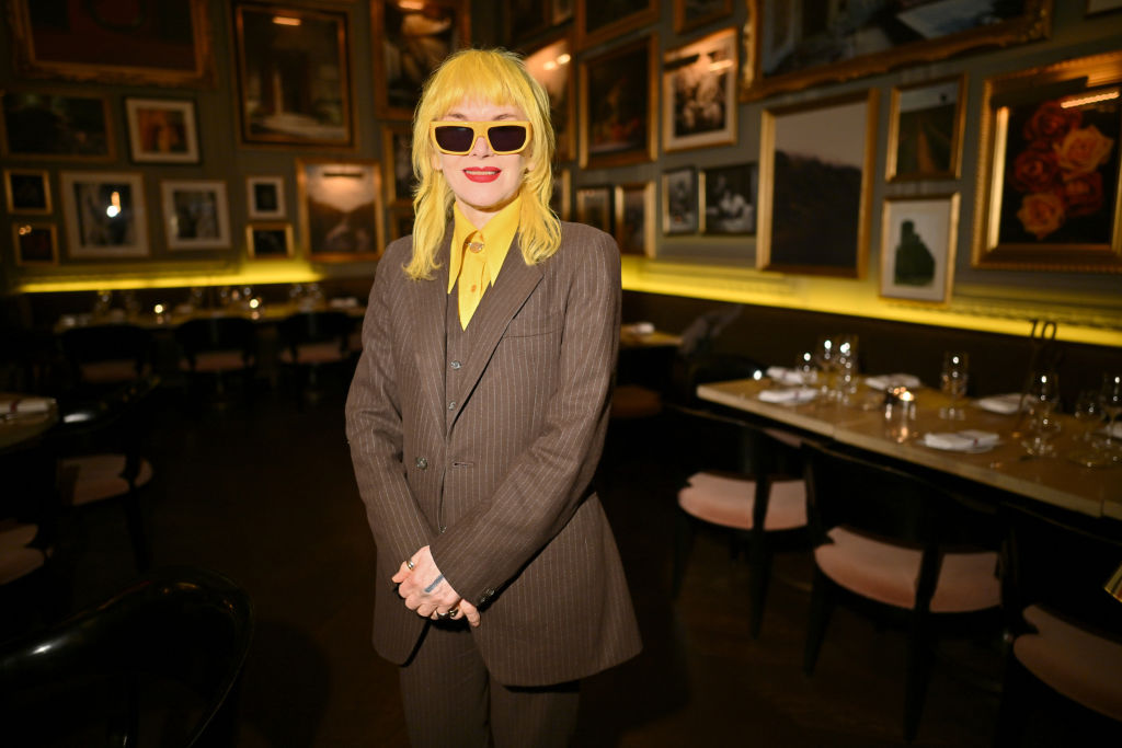 Pam Hogg: estilista levava causas sociais para a passarela, da defesa dos direitos LGBTQIA+ aos conflitos e crises humanitárias