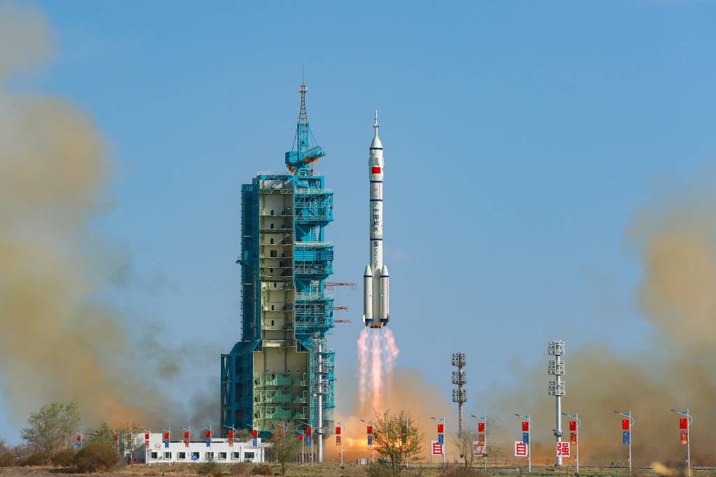 Astronautas chineses voltam à Terra após atraso de nove dias por rachadura em nave