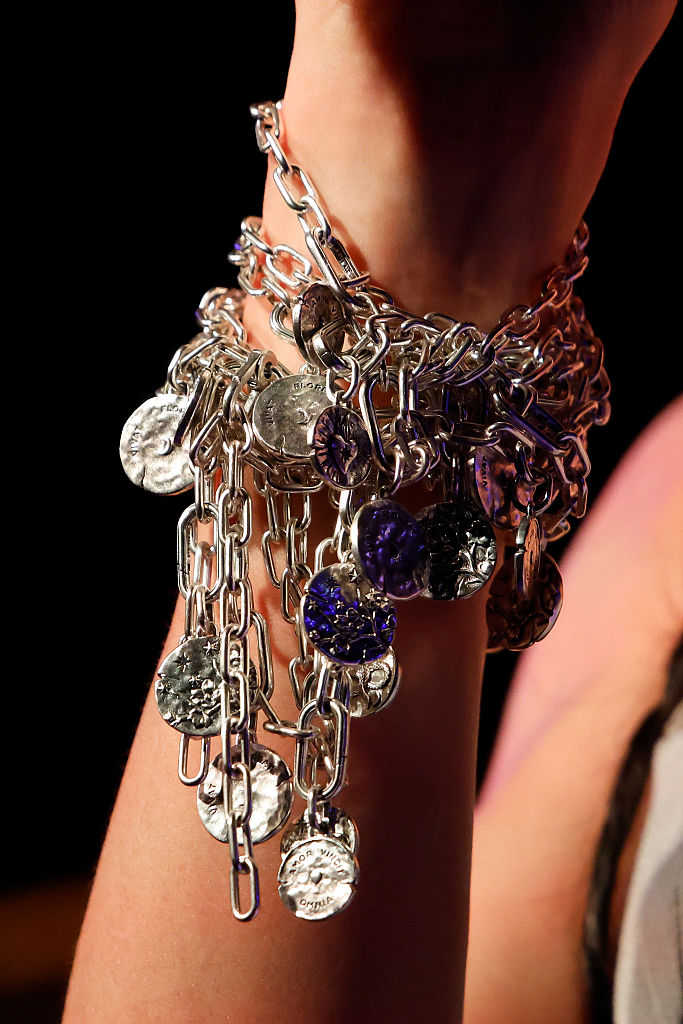 Detalhe da pulseira da cantora FKA Twigs