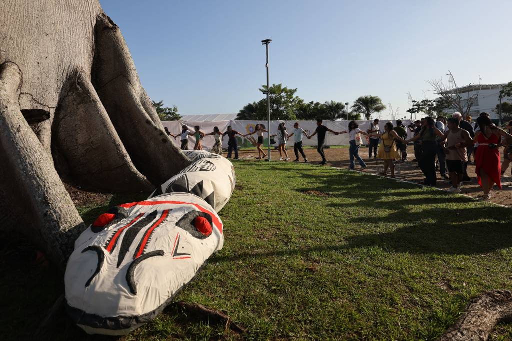 Cânticos e dança: O ritual de indígenas na porta da COP30